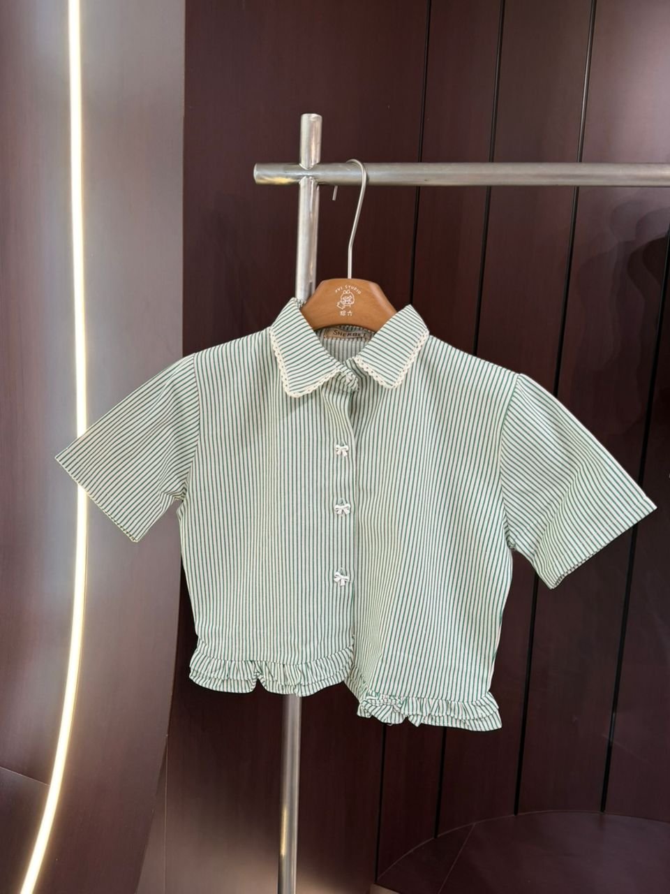 Striped Ruffle Hem Crop Top with Bow Buttons 细条纹蝴蝶结纽扣荷叶边短款上衣 - 图片 4