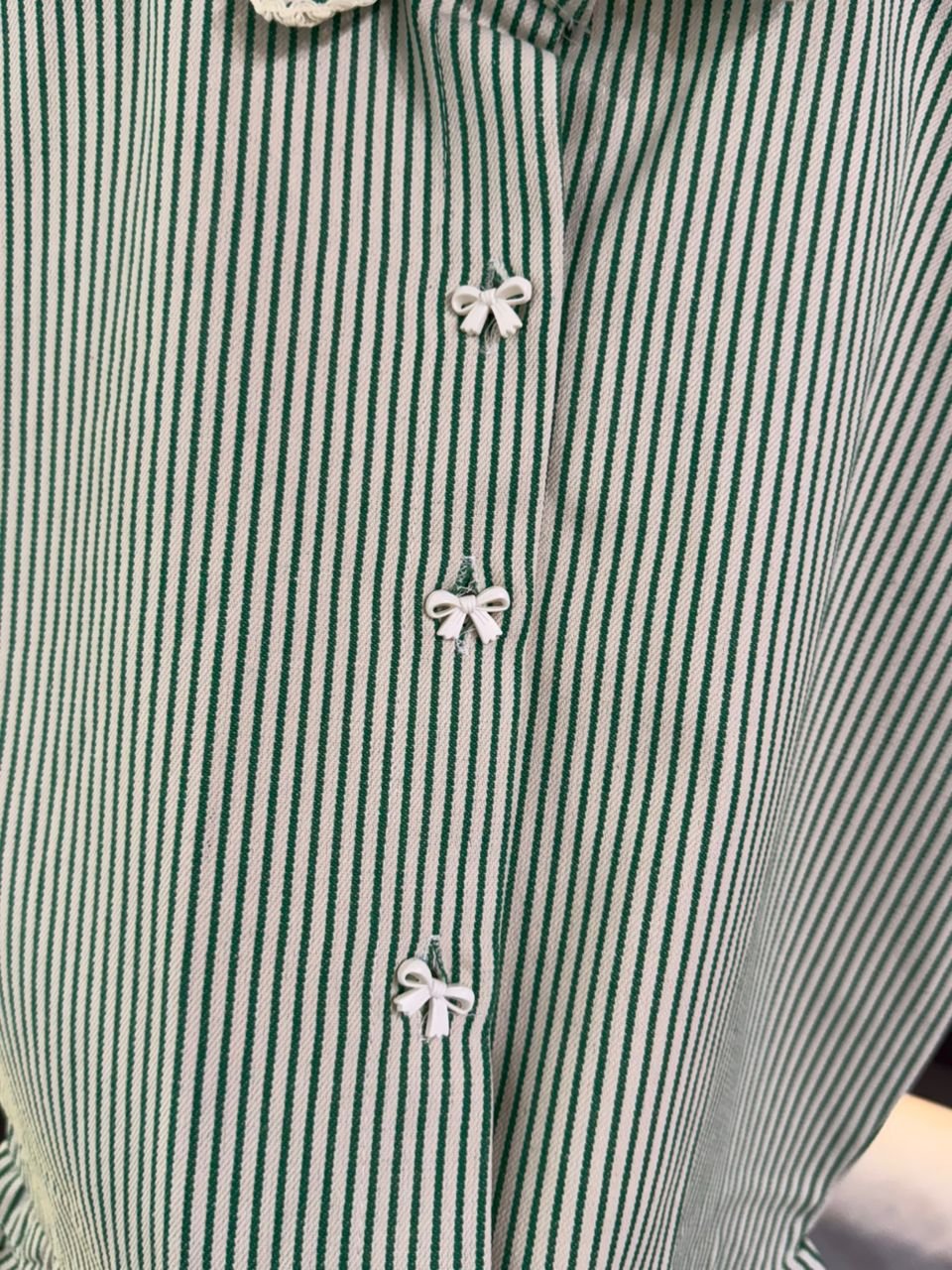 Striped Ruffle Hem Crop Top with Bow Buttons 细条纹蝴蝶结纽扣荷叶边短款上衣 - 图片 7