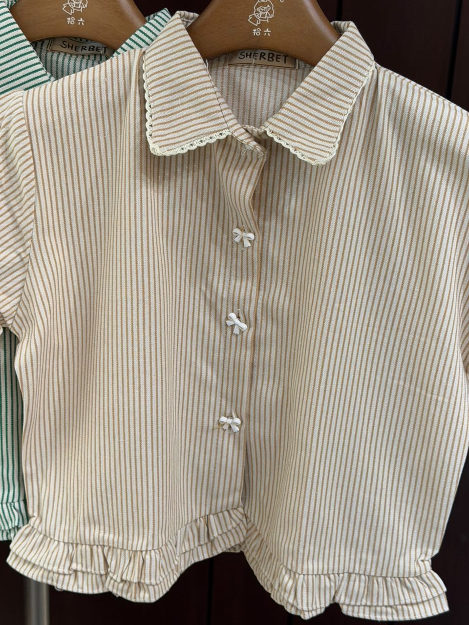 Striped Ruffle Hem Crop Top with Bow Buttons 细条纹蝴蝶结纽扣荷叶边短款上衣 - 图片 6