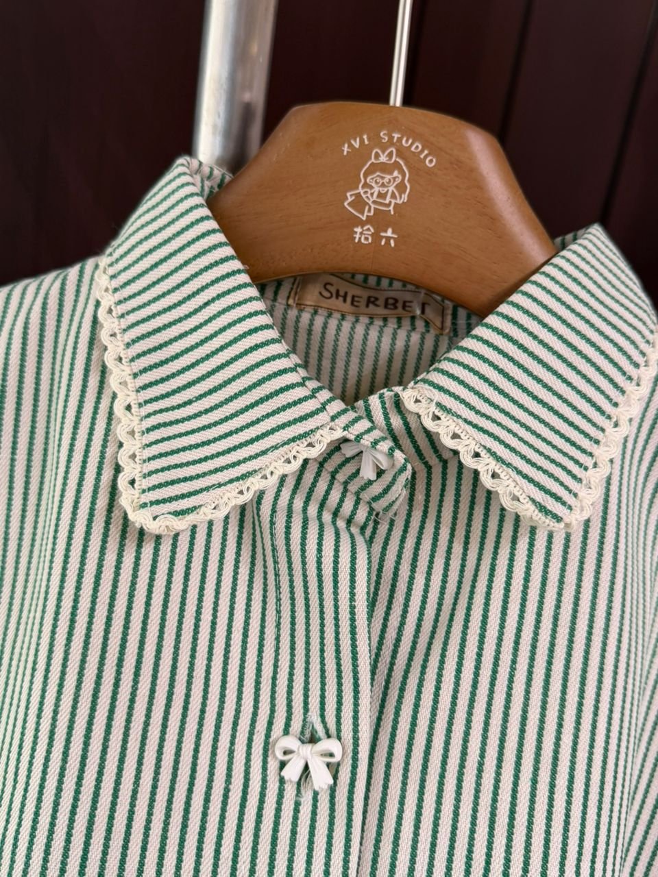 Striped Ruffle Hem Crop Top with Bow Buttons 细条纹蝴蝶结纽扣荷叶边短款上衣 - 图片 2