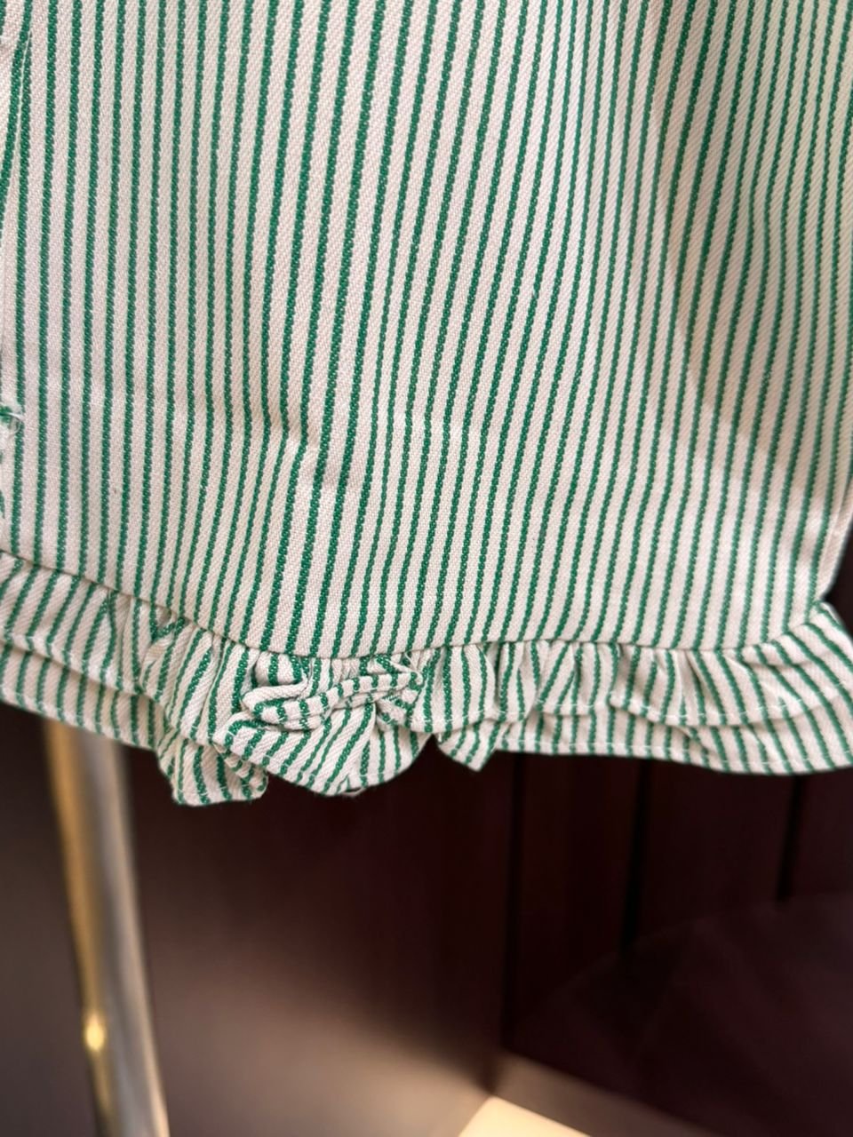 Striped Ruffle Hem Crop Top with Bow Buttons 细条纹蝴蝶结纽扣荷叶边短款上衣 - 图片 3