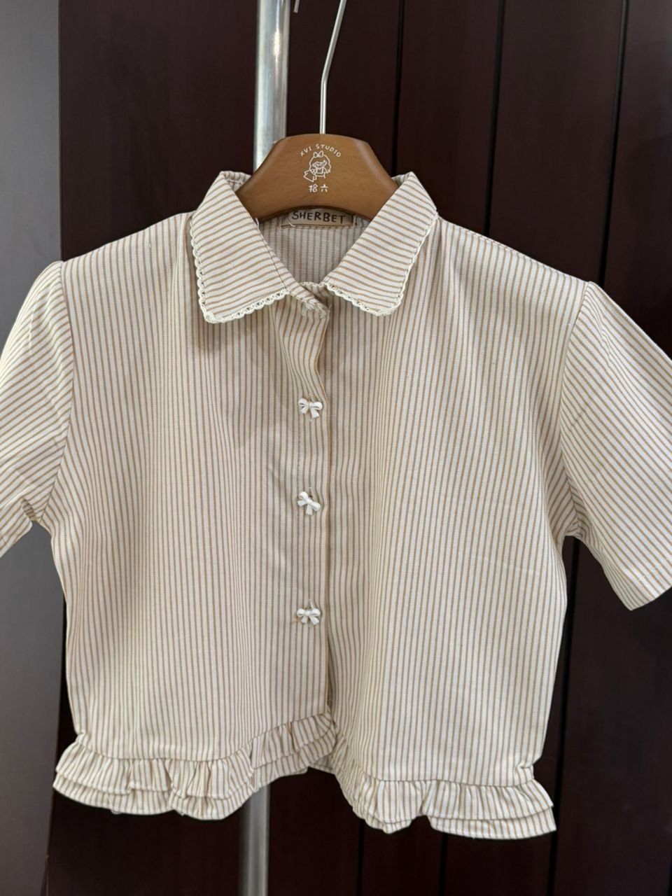 Striped Ruffle Hem Crop Top with Bow Buttons 细条纹蝴蝶结纽扣荷叶边短款上衣 - 图片 5